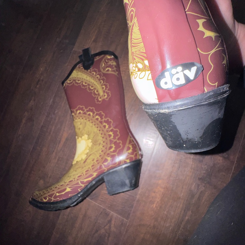 DAV Rain Boots Burgundy & Gold Western Style Patterned Boots - Picture 3 of 5